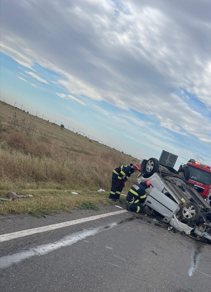 Trei persoane, printre care și o minoră, au ajuns la spital. Mașina în care se aflau s-a răsturnat