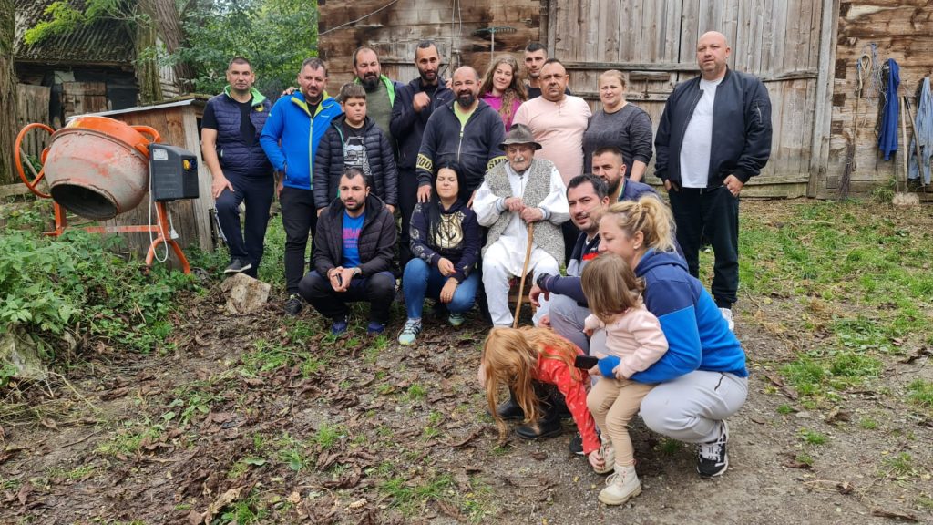 (FOTO&VIDEO) Provocarea ”bucuriei pentru suflet”, acceptată de patru buzoieni. Au făcut sute de km ca să aducă speranța în Apuseni