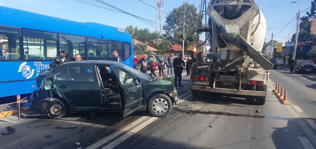 (FOTO&VIDEO) Carambol în municipiul Buzău, trafic blocat