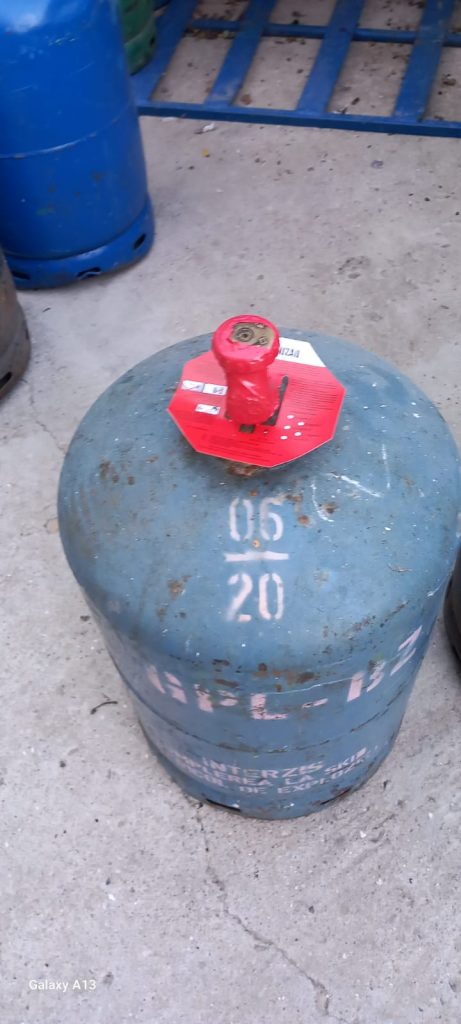 (FOTO) Butelii de pe vremea comuniștilor, vândute ca noi. Nereguli cu duiumul descoperite de Protecția Consumatorilor