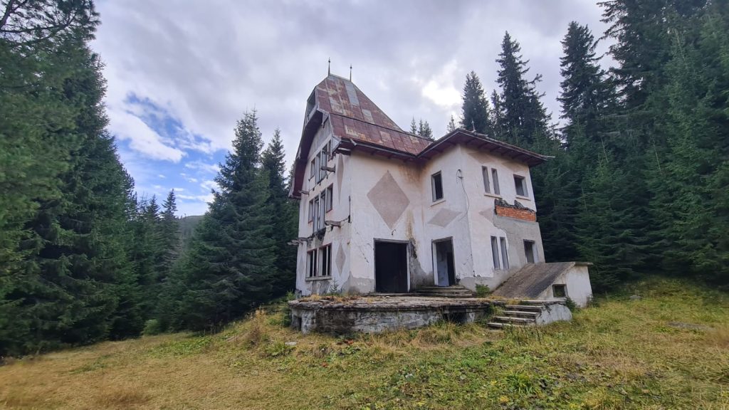 Cum arată una dintre casele lui Ceaușescu, nefolosită de 40 de ani. Imaginile surprinse de un buzoian