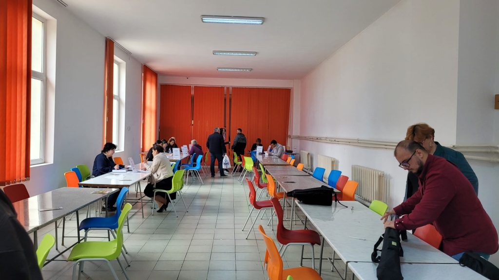 Agenții economici din Buzău se tem să mai facă angajări. Număr scăzut de posturi oferite la târgul de joburi pentru absolvenți