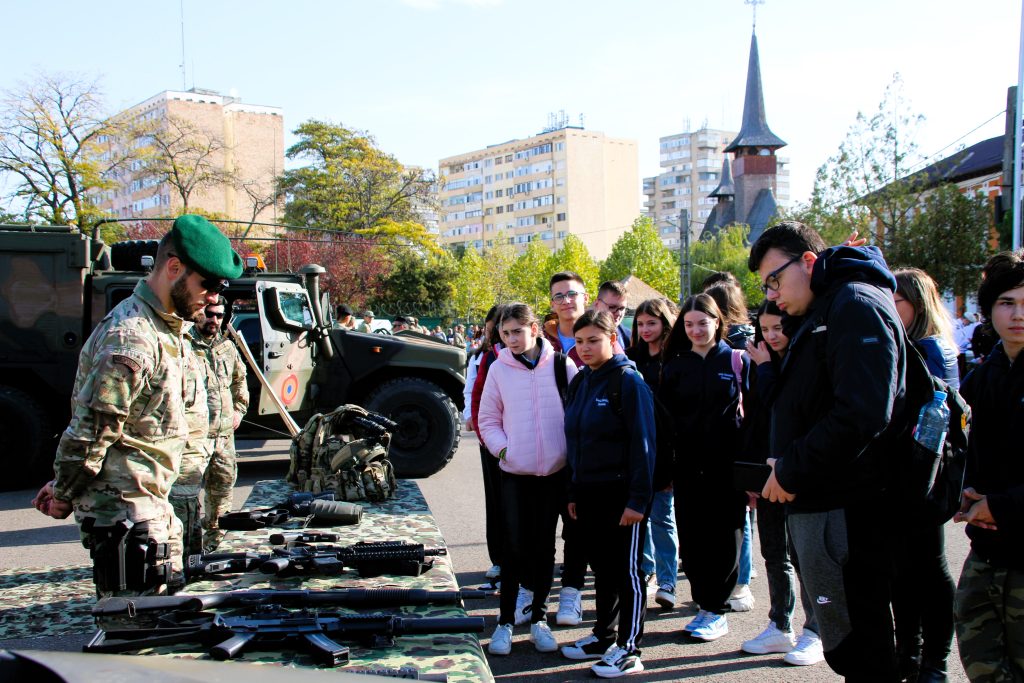 (FOTO&VIDEO) Surpriză pentru militarii buzoieni. Elevii care le-au trecut pragul i-au lăsat fără cuvinte