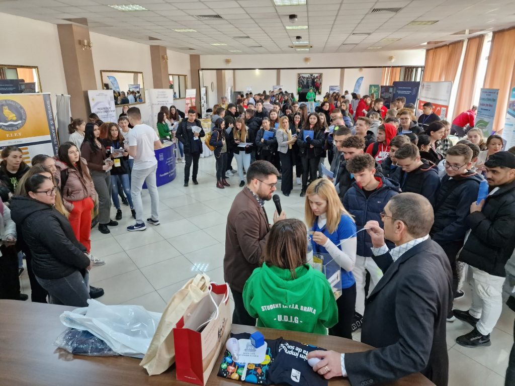 Târg educațional cu premii la Buzău. Cum vrea Universitatea ”Dunărea de Jos” să-și atragă viitorii studenți