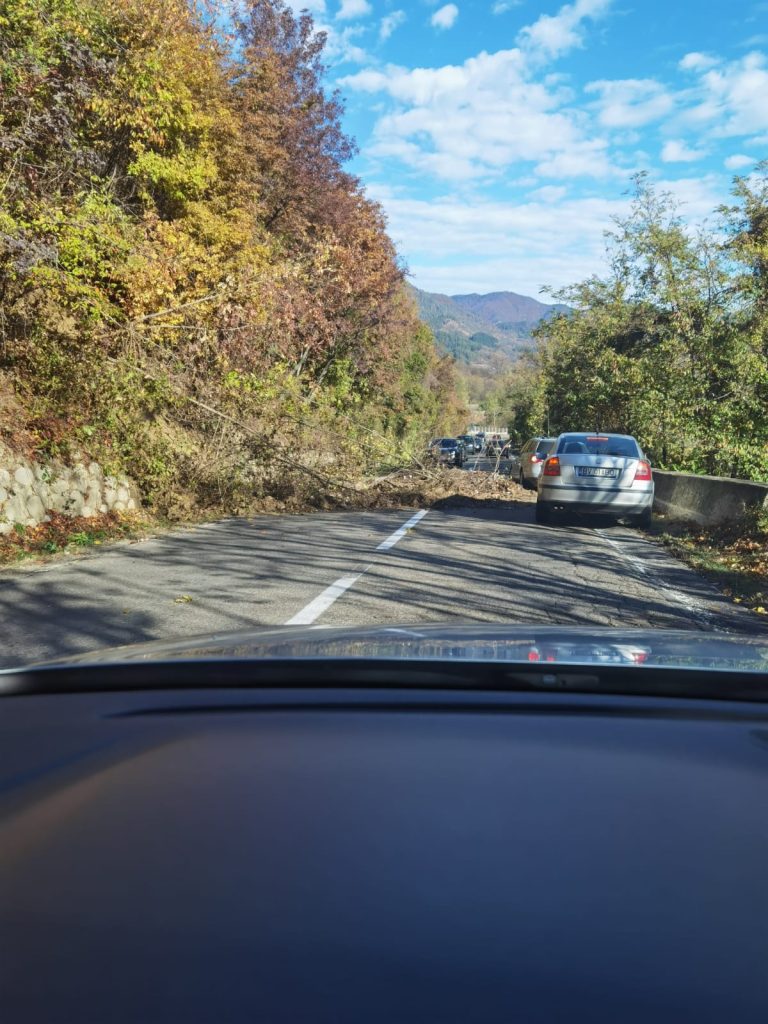 Vremea îngreunează circulația rutieră! Au apărut deja probleme. Este valabil și un COD Galben de vânt