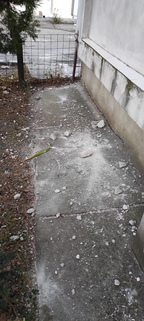 (FOTO) A-nceput de ieri să cadă…tencuiala de pe bloc! Locatarii, buni de plată