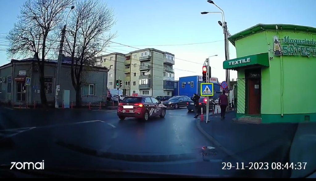 Mașină de școală auto, cât pe ce să spulbere un pieton pe trecere. Reacțiile din mediul online