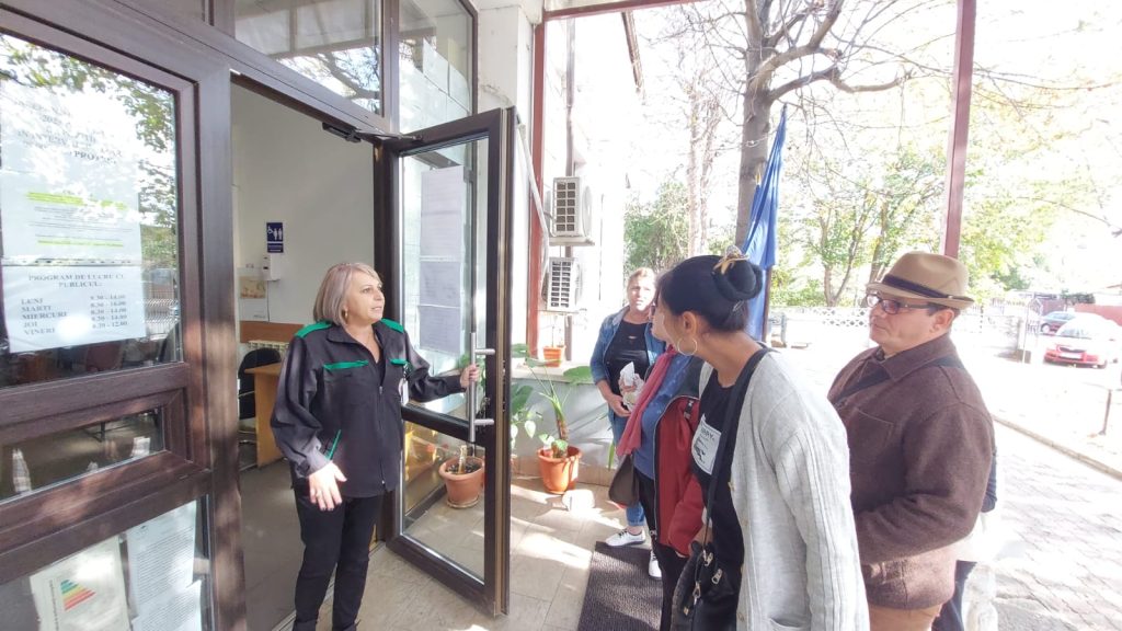 (Video) Revoltă la Casa Județeană de Asigurări de Sănătate Buzău. ”Ei fac protest, noi putem muri”
