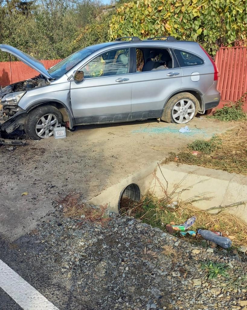 A pierdut controlul volanului și s-a răsturnat. Ce a pățit șoferul vinovat