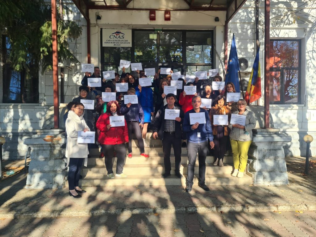 (FOTO&VIDEO) Protest în fața sediului CJAS. Ce se întâmplă cu greva declanșată în urmă cu o săptămână