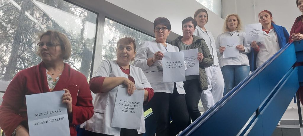 (FOTO) Protest spontan la Direcția de Sănătate Publică. Ce nemulțumiri au angajații
