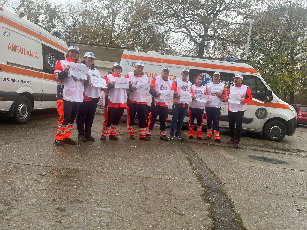 (FOTO) Protest la Ambulanță după votul pe Legea pensiilor. Ce spun ambulanțierii