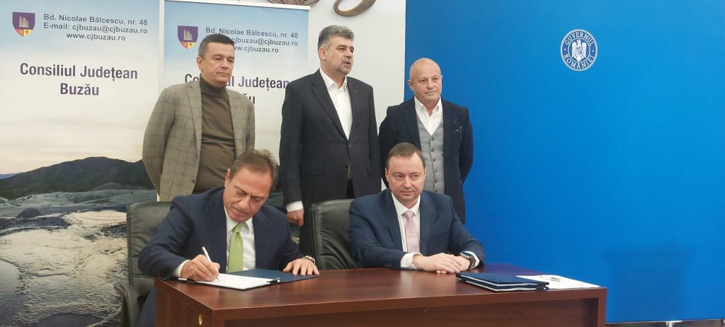 (FOTO&VIDEO) Contractul pentru ultimul lot din A7, semnat la Buzău. Premierul și ministrul Transporturilor, prezenți la eveniment
