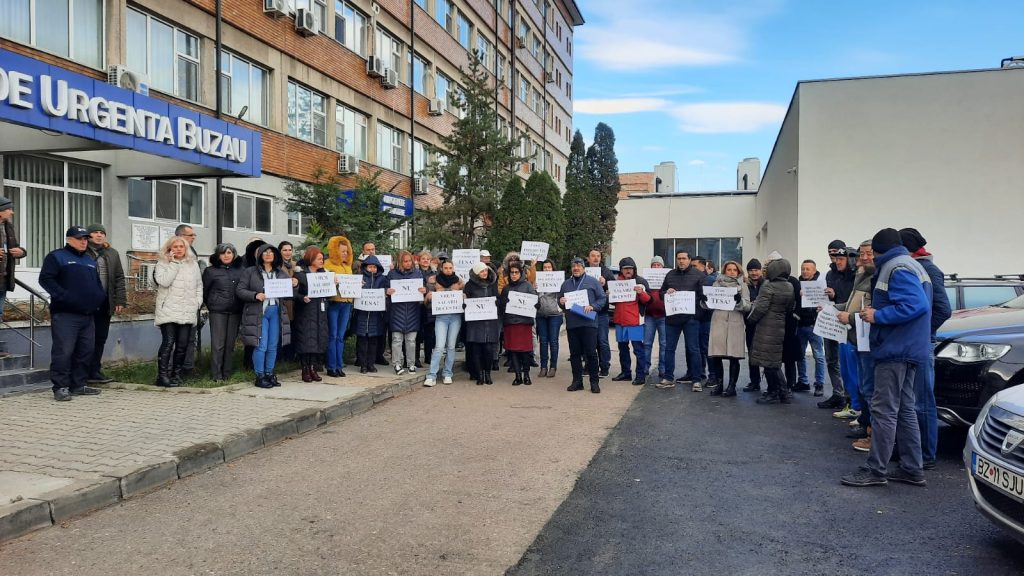 (FOTO&VIDEO) Zeci de persoane, în curtea Spitalului Județean. Ce nemulțumire au