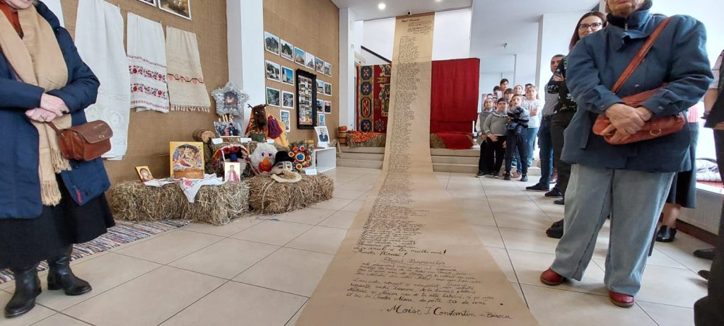 (Video) Bisoca are cel mai lung plugușor, unic în țară. Scris de mână, pe hârtie de împachetat, are 15 metri