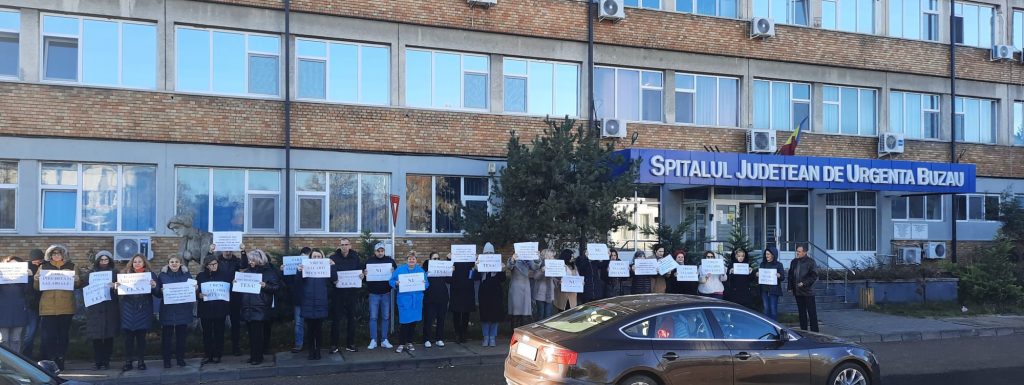 (Video) A treia zi de proteste la Spitalul Județean Buzău. Angajații nu renunță până nu primesc salarii mai mari