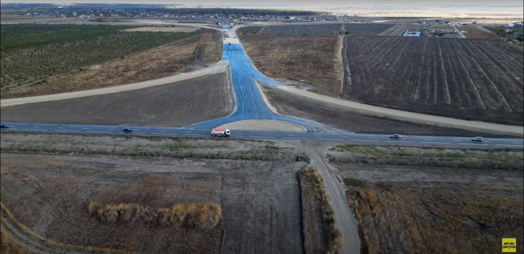 VIDEO Imagini spectaculoase cu noi asfaltări pe A7! În ce zonă s-a turnat primul strat de asfalt