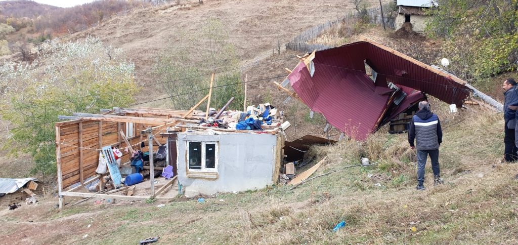 Vântul puternic a lăsat locuința unei familii fără acoperiș. Ce anunță autoritățile