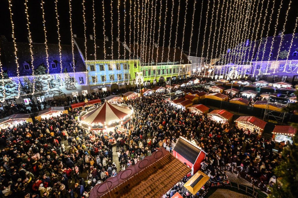 Decembrie, luna în care poți face bani cu un job sezonier. Cu cât poate fi plătit un vânzător la un târg de Crăciun