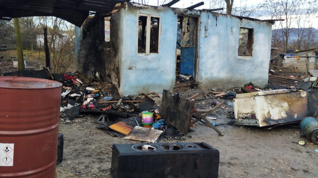 Apel pentru o familie rămasă pe drumuri în plină iarnă. Patru copii și părinții lor au rămas fără casă, mistuită de incendiu