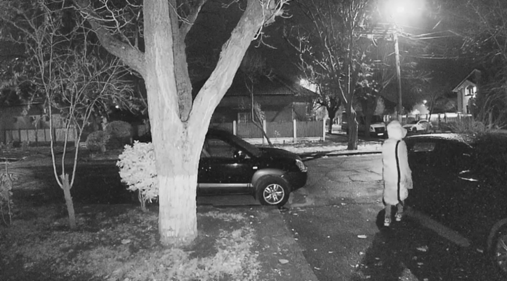Îl recunoașteți? Portierele mai multor mașini parcate într-un cartier select, forțate de un individ, în miez de noapte