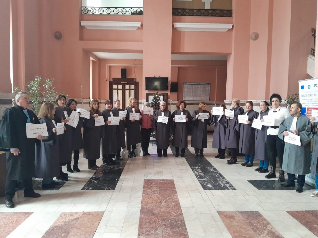 (FOTO) Protest spontan la instanțele de judecată. Grefierii au întrerupt activitatea