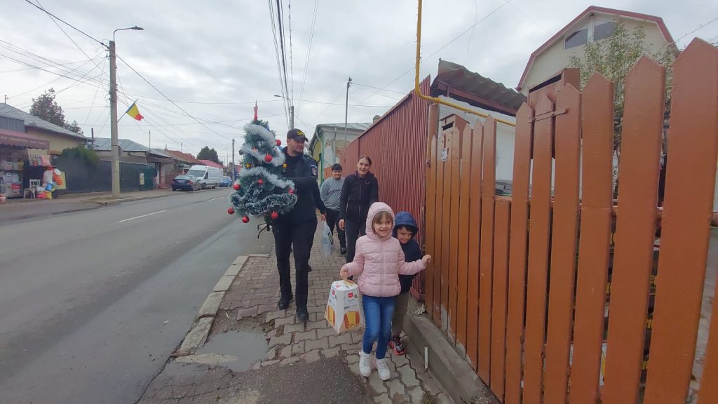 (Video) Moș Crăciun, în uniformă de polițist, a ajuns la o familie cu patru copii din Buzău