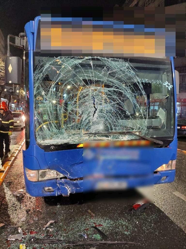 Cascadorie pe Unirii! Un autoturism a intrat în separatoarele de benzi, a sărit în aer, și a ajuns pe contrasens, într-un autobuz