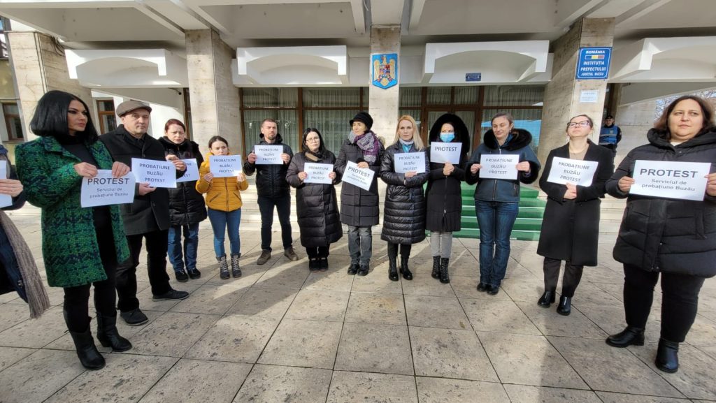 (VIDEO) Protest al consilierilor de probațiune din Buzău. Ce nemulțumiri au