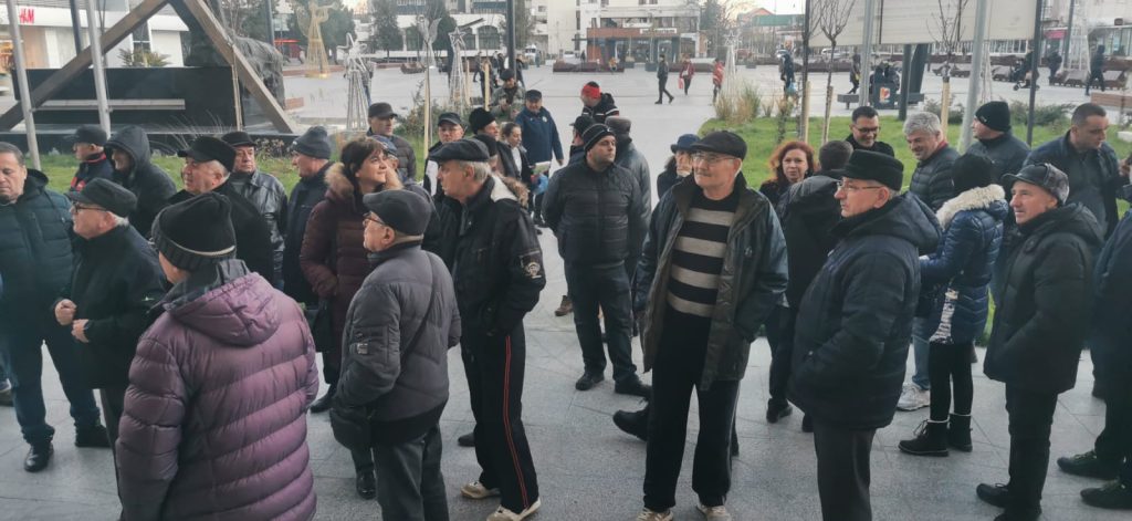 (VIDEO&FOTO) Protest în fața Primăriei Buzău. “Noi vrem parcări”, mesajul transmis de zeci de buzoieni autorităților locale