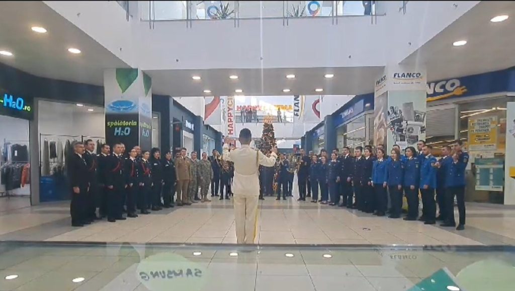 (Video) Colindători în uniformă, moment inedit într-un mall din Buzău
