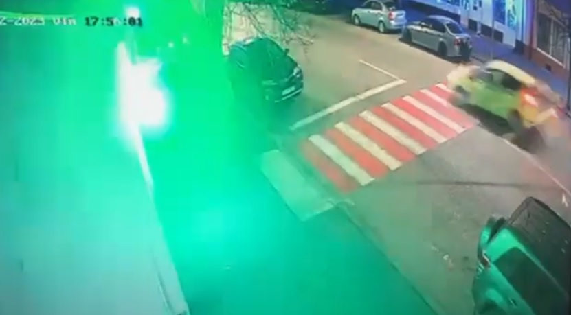 Pieton zburat pe zebră, lângă Gară