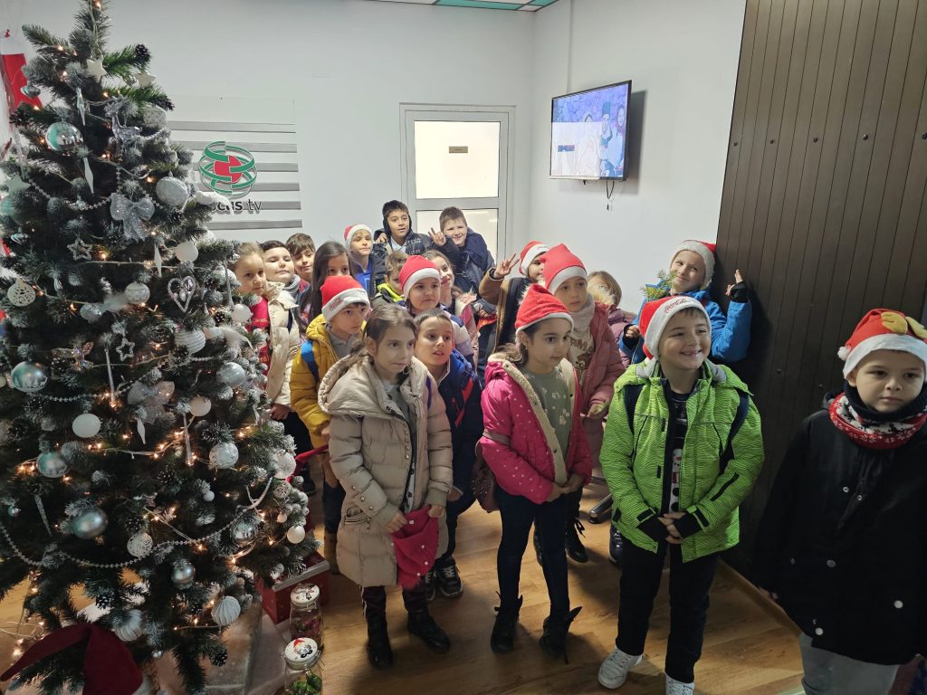 (Galerie foto) Program interesant pentru elevii care au ”Școala Altfel”. Unii au mers în vizită la Parlament, alții au vizitat redacțiile Focus FM & Focus TV
