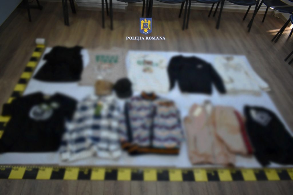 (FOTO&VIDEO) Haine contrafăcute, vândute la prețuri de lux. Sute de produse au fost ridicate de polițiști