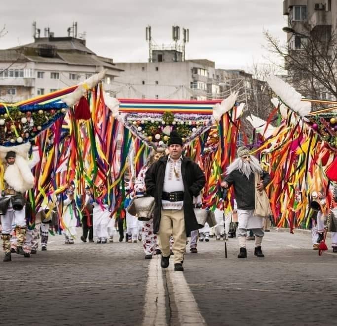 (VIDEO) Obiceiul de Sfântul Vasile care alungă relele în prima zi a anului. Spectacolul atrage sute de turiști în fiecare an