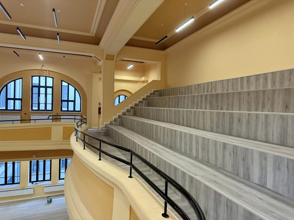 Elevii s-au cam săturat de amânările repetate ale revenirii în clădirea Colegiului Eminescu. Ce mesaj au pentru Palatul Comunal