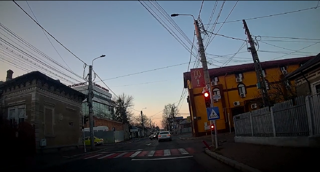 Cum se respectă culorile semaforului în Buzău. Roșul e noul verde