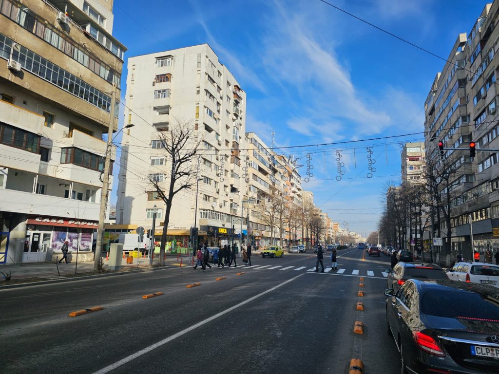 Taxiul, un autobuz mai mic? Ce spun taximetriștii despre benzile de pe Unirii