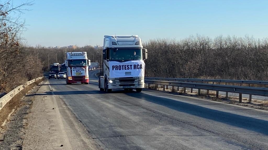 Zeci de transportatori și fermieri buzoieni au pornit spre București. Vor să blocheze Capitala