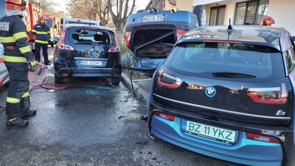 FOTO Accident spectaculos în Buzău! ”Cascadorii” aeriene pe o stradă din oraș, 3 mașini implicate