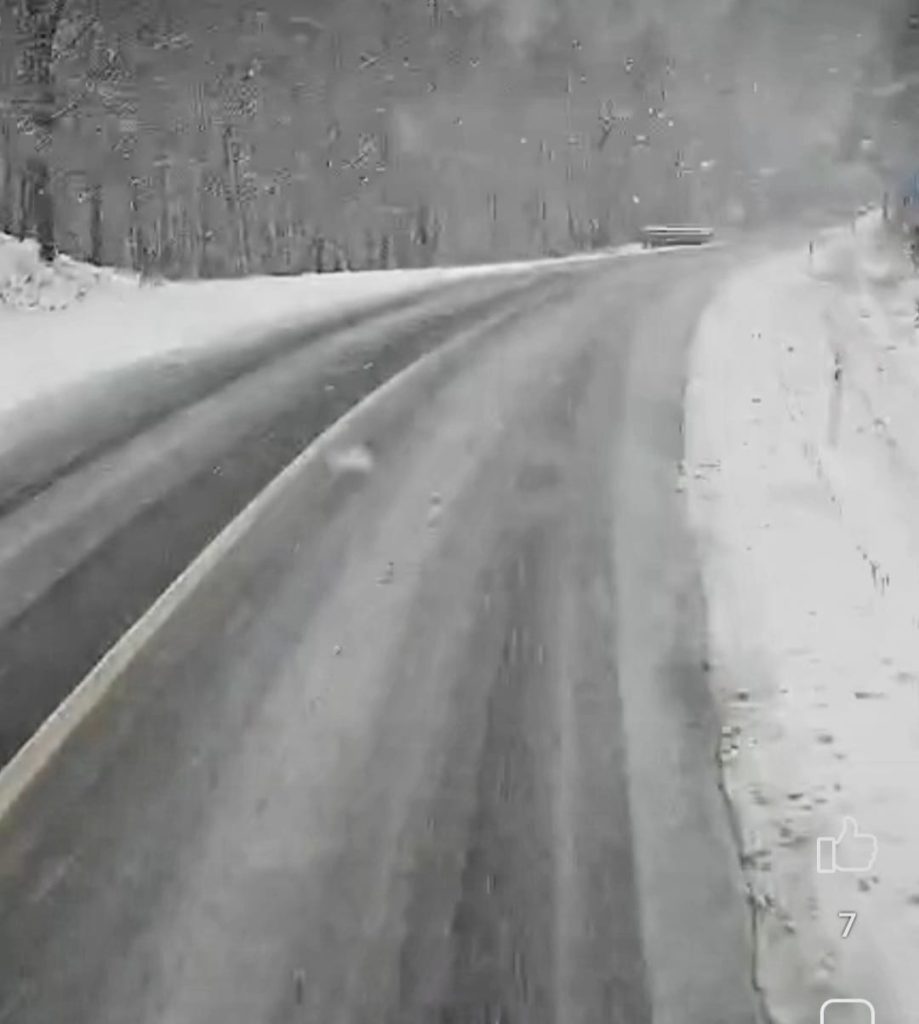 (Video) Circulați cu atenție, ninge abundent! Drumarii intervin pe un drum aglomerat din județul Buzău