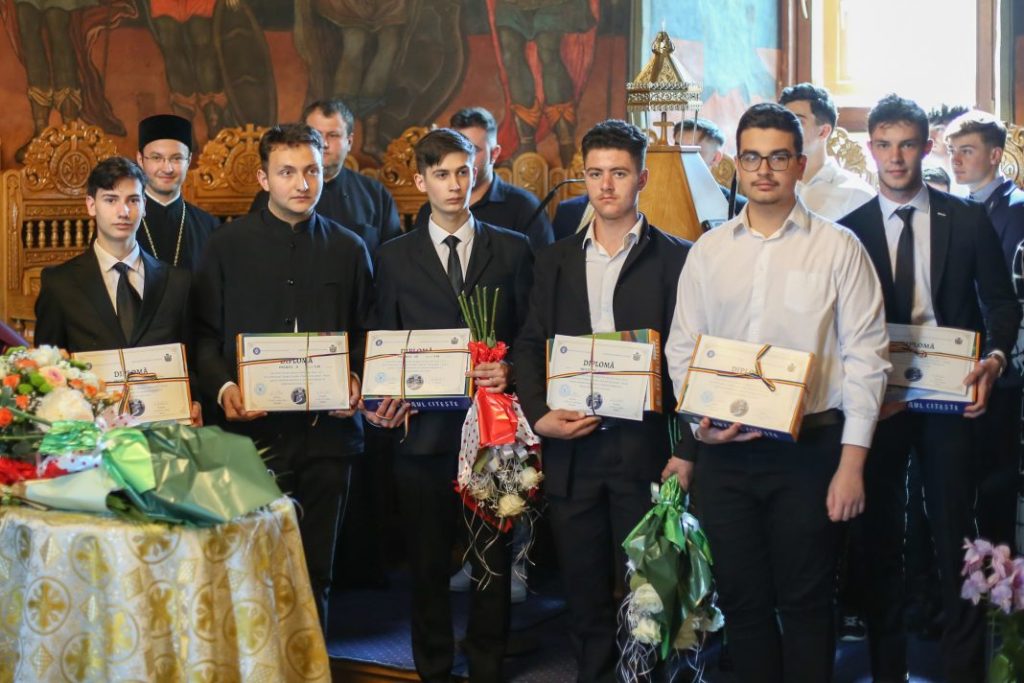 Burse speciale pentru zeci de tineri. Arhiepiscopia Buzăului și Vrancei, alături de elevii din Buzău