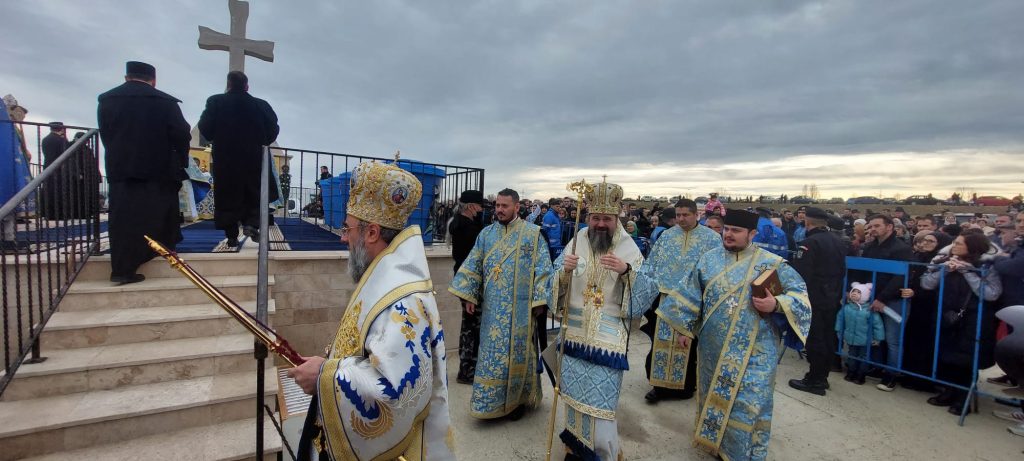 ”Preoți cu crucea-n frunte” și sute de credincioși, la sfințirea apei în care a fost martirizat ocrotitorul orașului