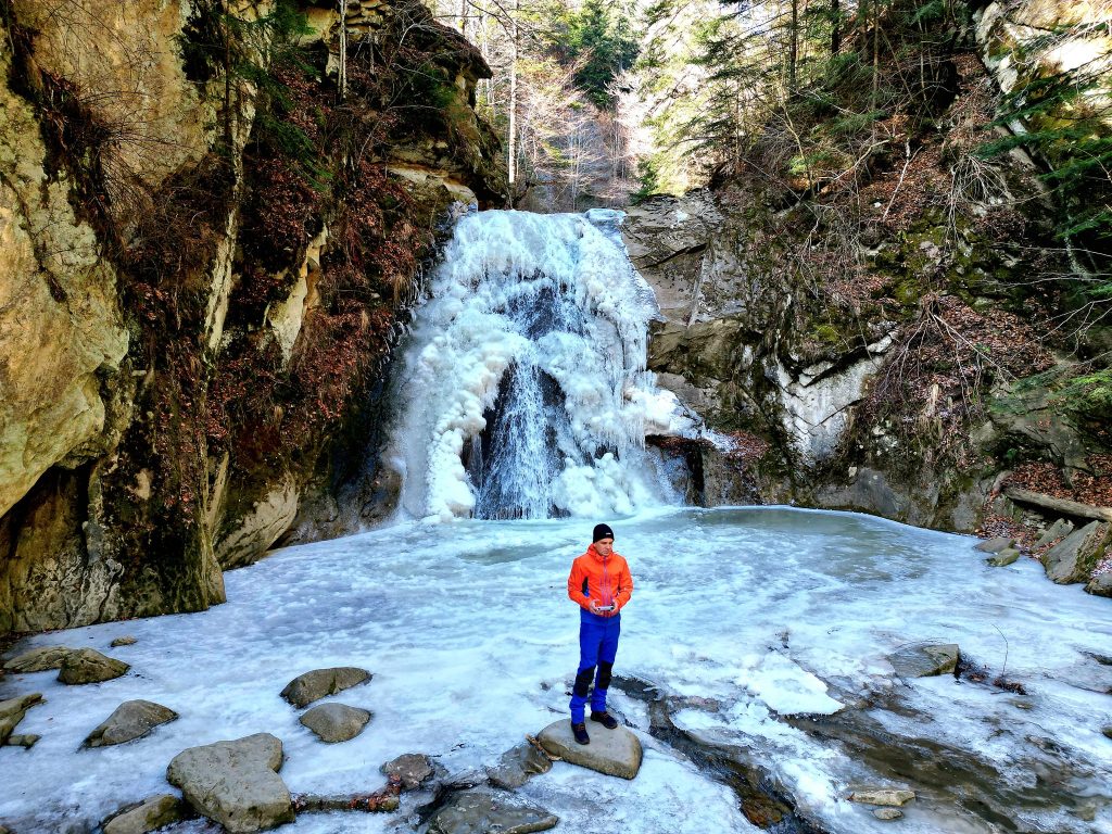 (FOTO) Cascada Cașoca, obiectivul turistic care dezvăluie peisaje senzaționale, indiferent de anotimp