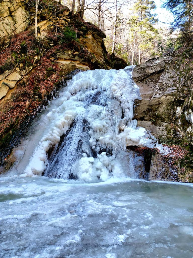 Cascada Cașoca, noul hotspot pentru fotografii spectaculoase pe Instagram