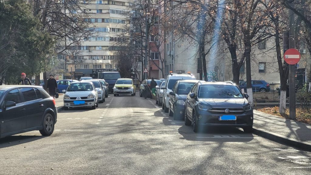 Lovitură cu mantă: accesul mașinilor de intervenție, imposibil pe străzile adiacente bulevardului Unirii