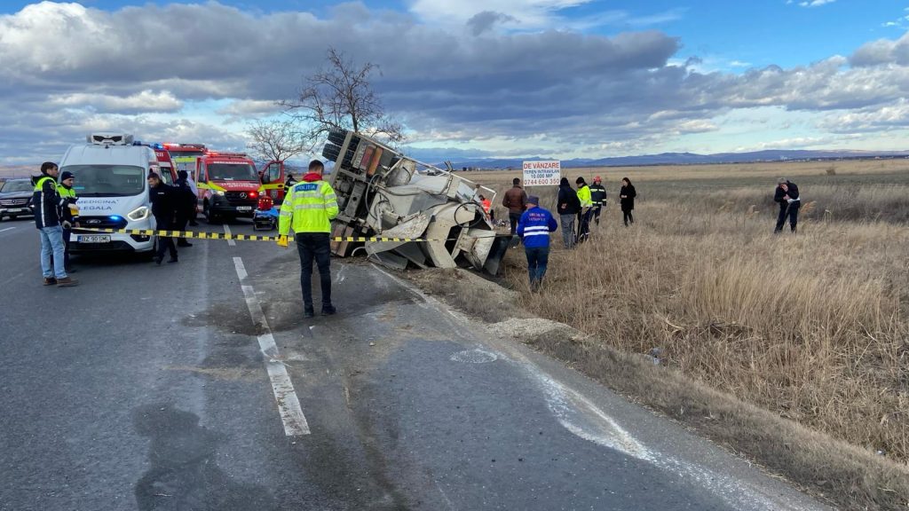 Blocaj pe DN2! O autoutilitară s-a răsturnat la ieșirea din Buzău spre Spătaru