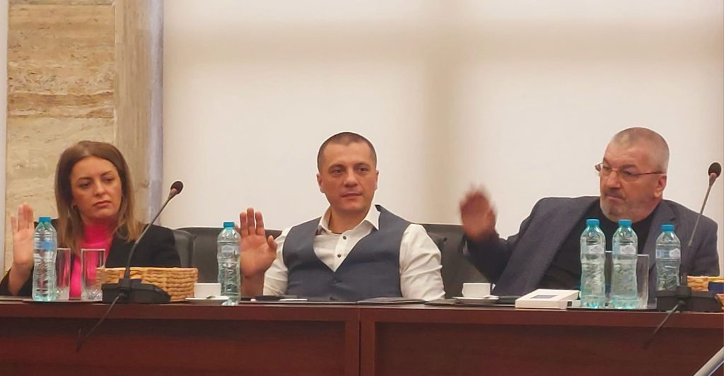(Video) Protest la votul bugetului județului Buzău. Ce s-a întâmplat în sala de ședință