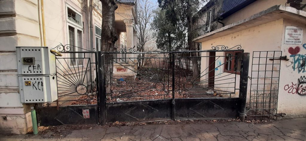 Fostă grădiniță, acum depozit de gunoaie și casă de ocazie pentru oamenii străzii. Buzoienii cer măsuri urgente