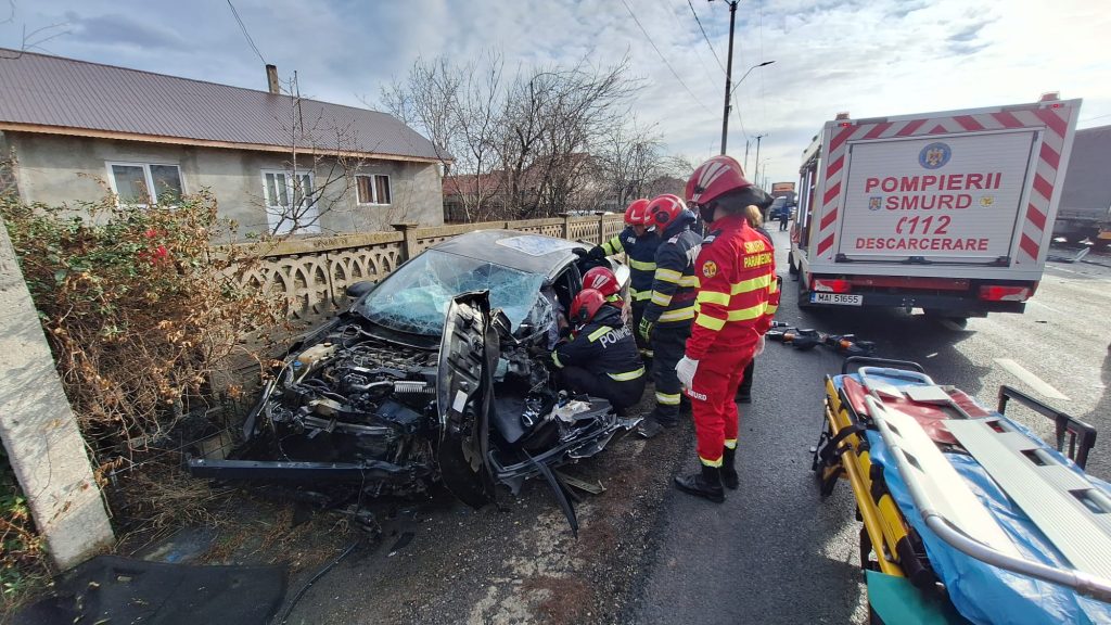 (FOTO) Accident pe DN2E85, o persoană încarcerată